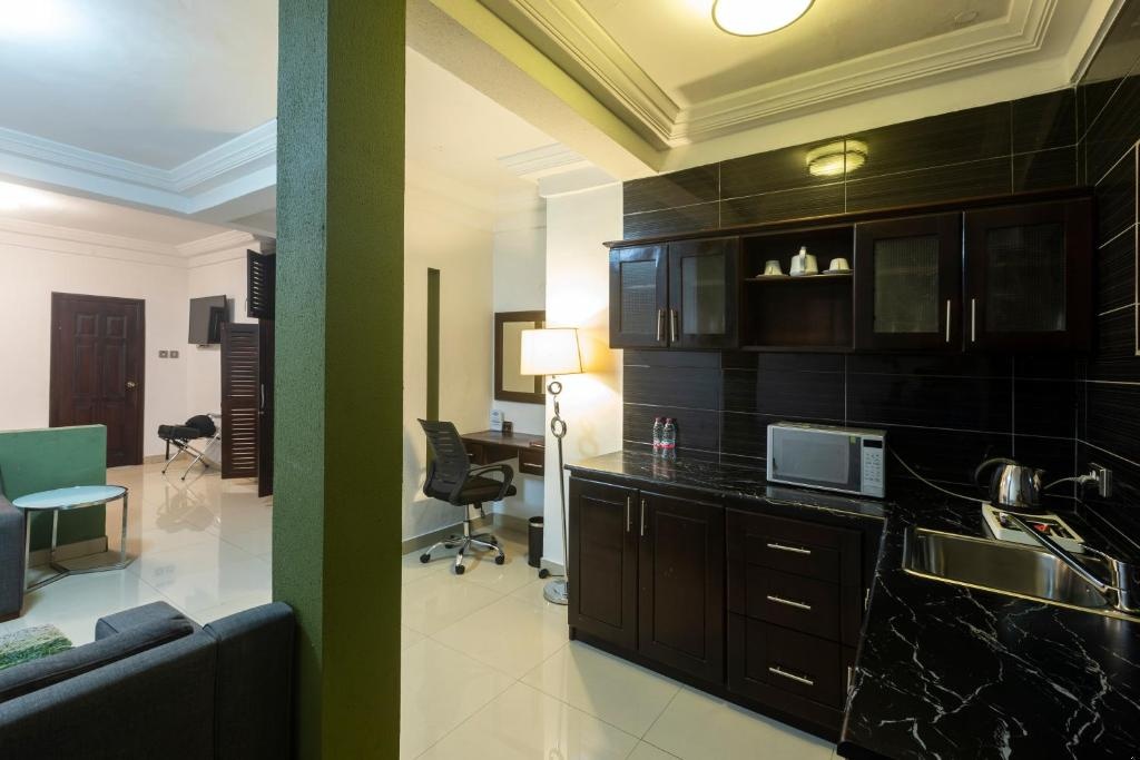 Airport View Hotel__facilities__Kitchen_5