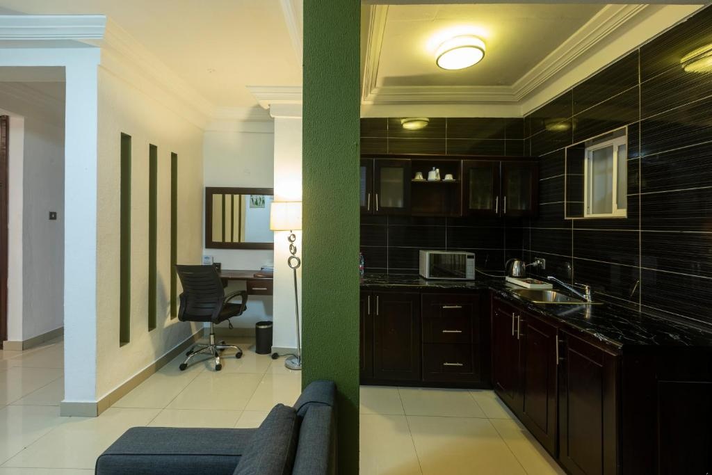 Airport View Hotel__facilities__Kitchen_7