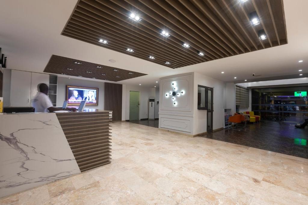 Airport View Hotel__facilities__Shared LoungeTV Area_3
