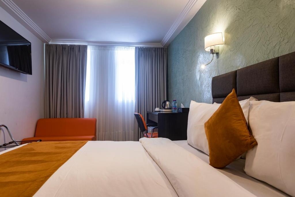 Airport View Hotel__rooms__Deluxe Room_13