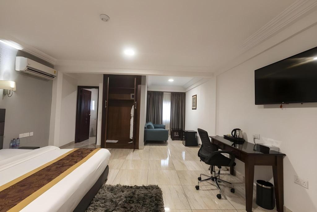 Airport View Hotel__rooms__rooms Image 9_9