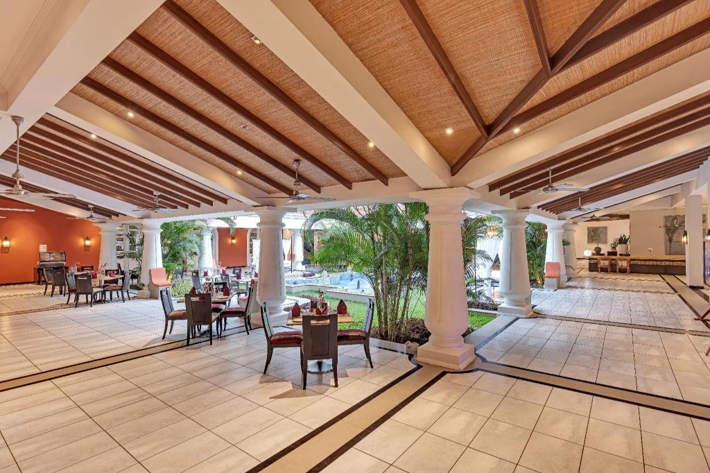 Club Mahindra Emerald Palms  Dining  Restaurant 8