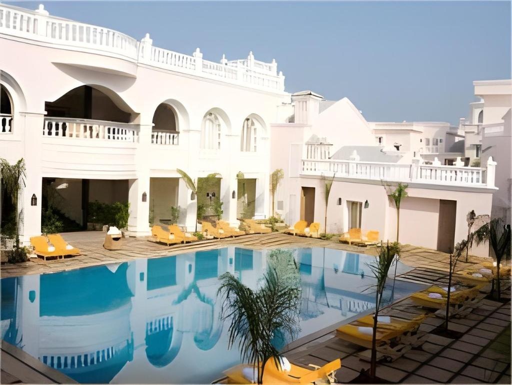 Club Mahindra Emerald Palms  Facilities  Swimming Pool 12