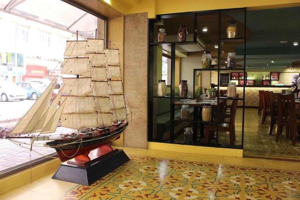 Grande Delmon  Dining  Dining Image 9 9