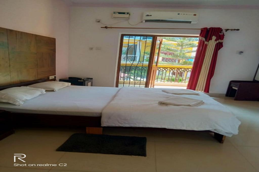Dreams Palm Beach Resort  Rooms  Deluxe Room Bed 3