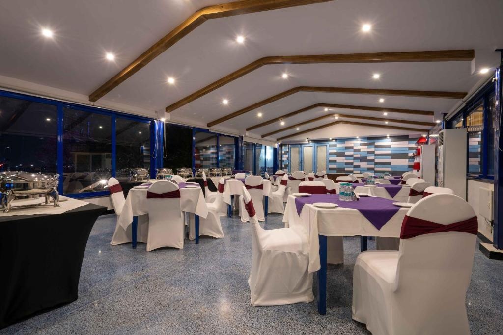 The Crown Goa Hotel  Dining  Dining Image 2 2