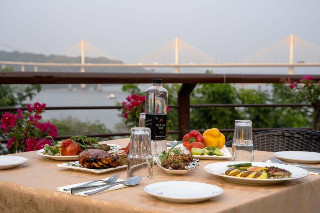 The Crown Goa Hotel  Dining  Dining Image 4 4