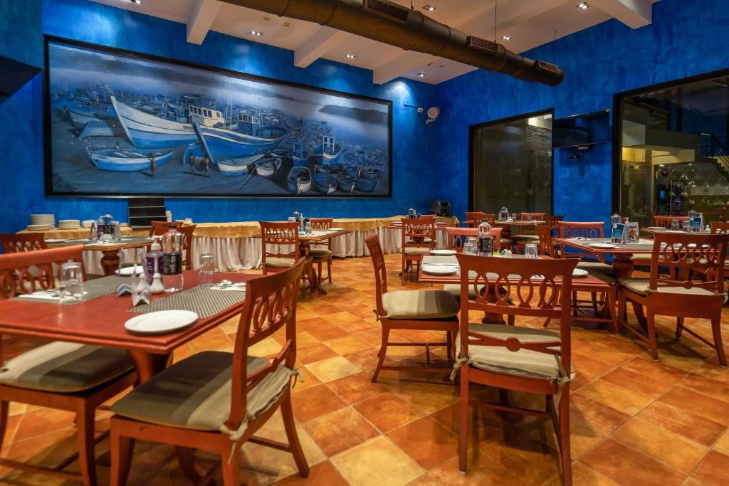 The Crown Goa Hotel  Dining  Dining Image 5 5