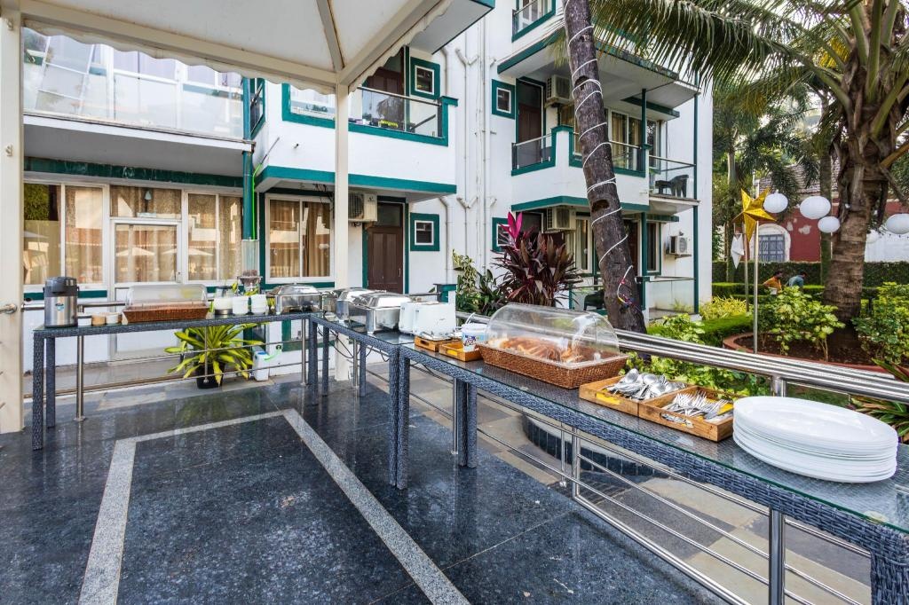 Valentines Retreat Near Candolim Beach  Dining  Buffet 1