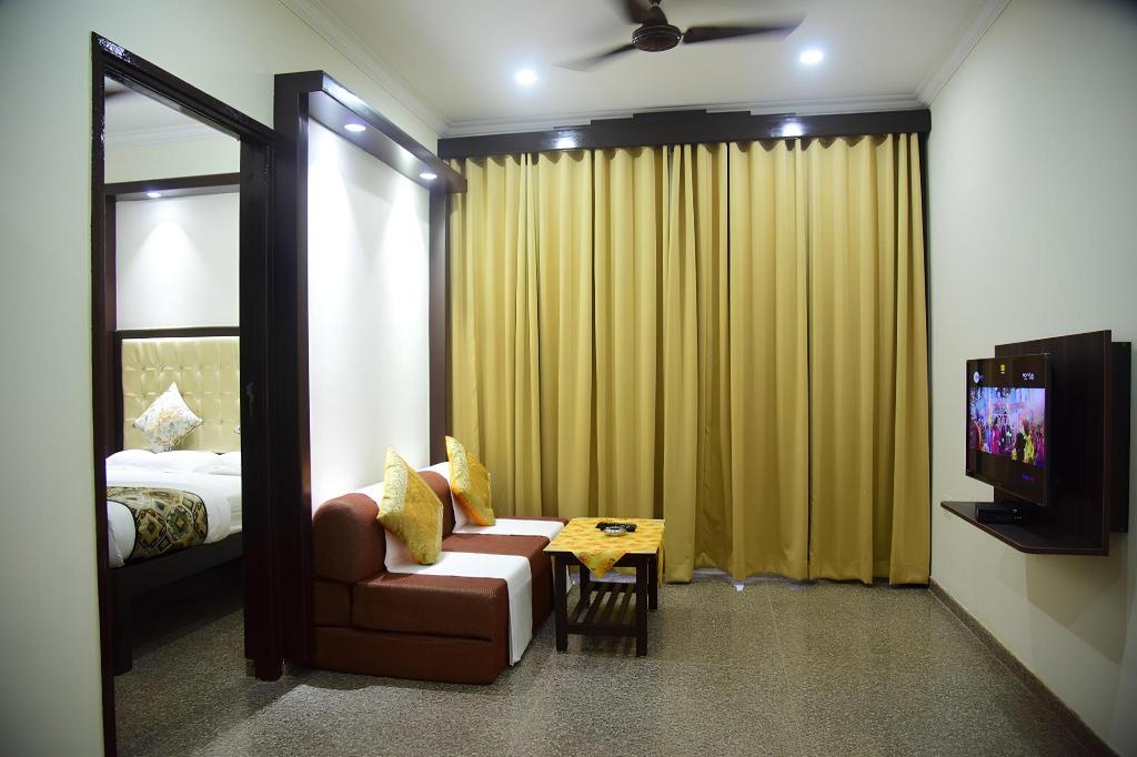 Valentines Retreat Near Candolim Beach  Rooms  Suite With Balcony Interior View 16