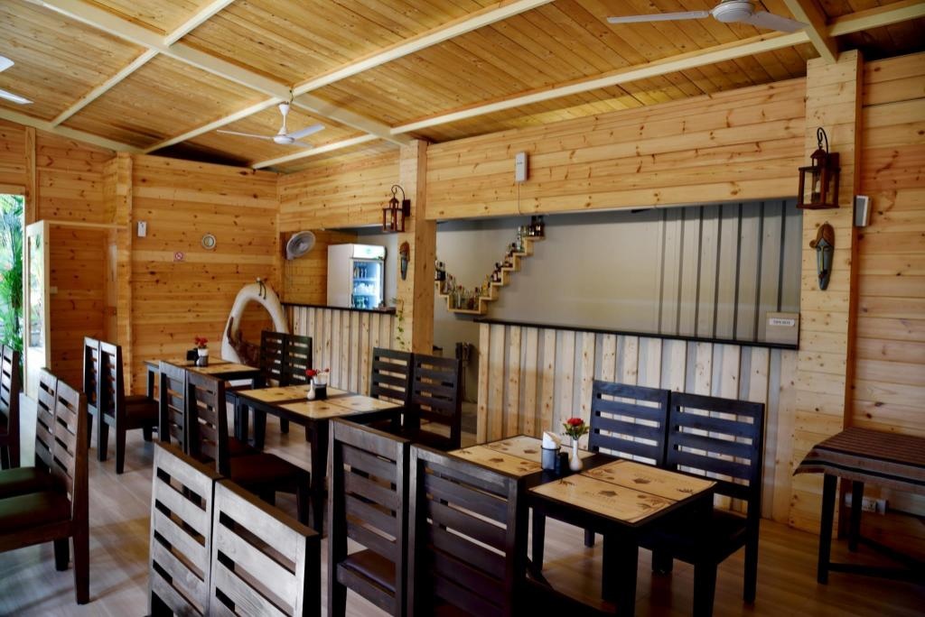Majestic Beach Comforts Beachfront  Dining  Dining Image 1 1