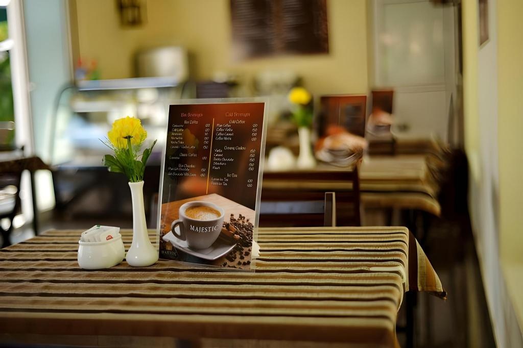 Majestic Beach Comforts Beachfront  Dining  Dining Image 2 2
