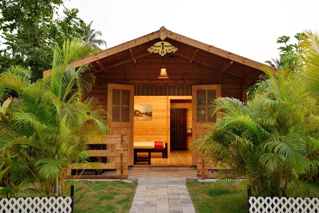 Majestic Beach Comforts Beachfront  Property Views  Exterior View 3