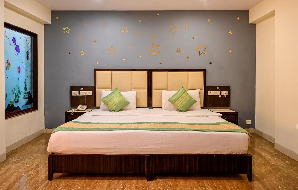 Resort The Karishma Grand  Rooms  Premium Room Bed 3