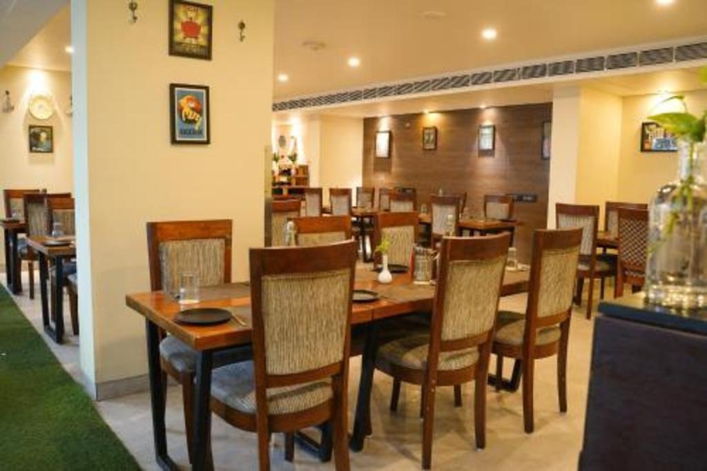 Baywatch Express Urbane  Dining  Dining Image 3 3