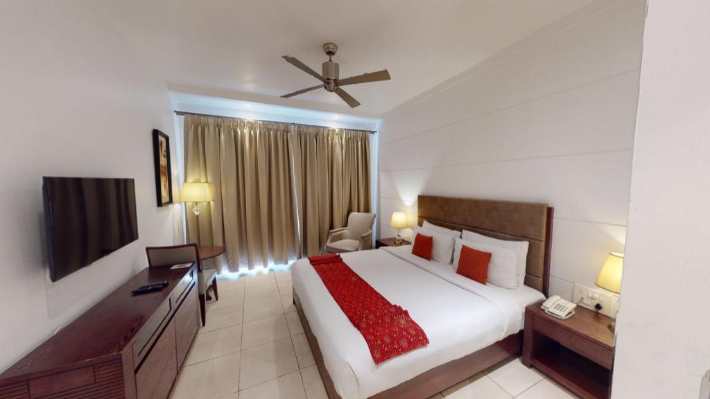 Lemon Tree Hotel Candolim Goa  Rooms  Deluxe Room With Balcony Guestroom 3