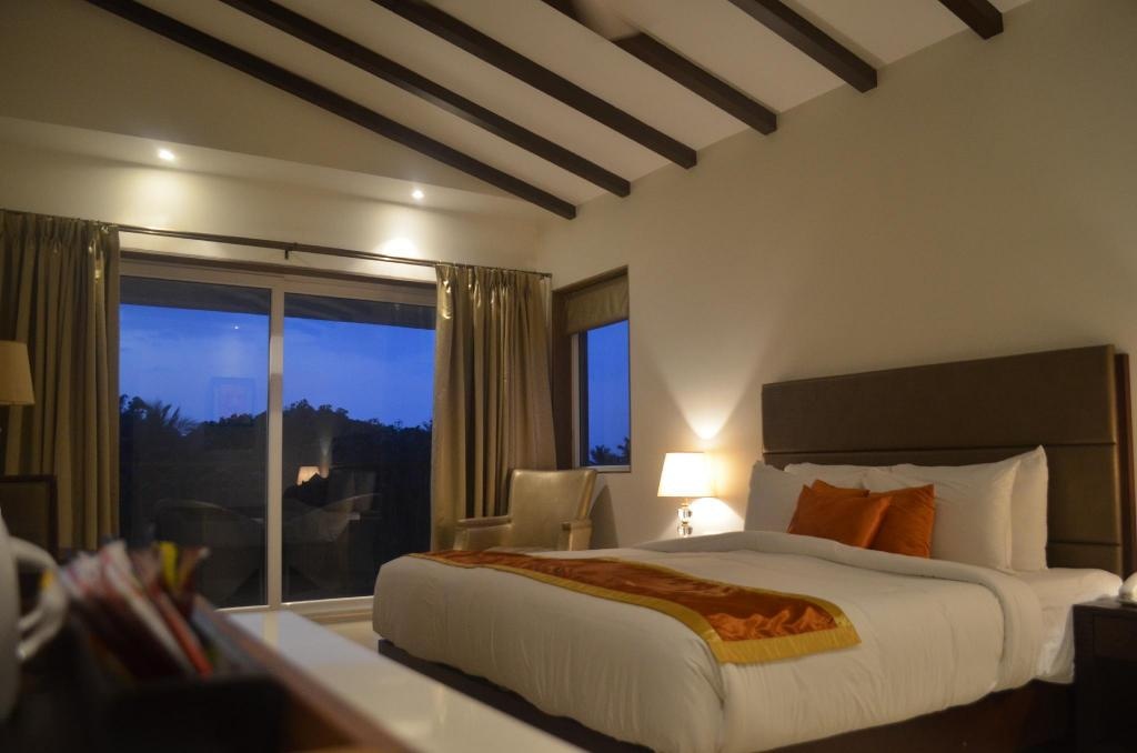 Lemon Tree Hotel Candolim Goa  Rooms  Executive Room With Balcony Bed 2