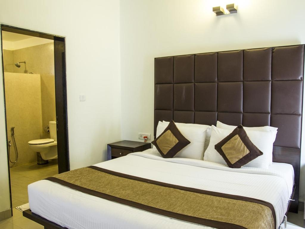 The Golden Suites Spa Calangute Hotel  Rooms  Deluxe Bed 9