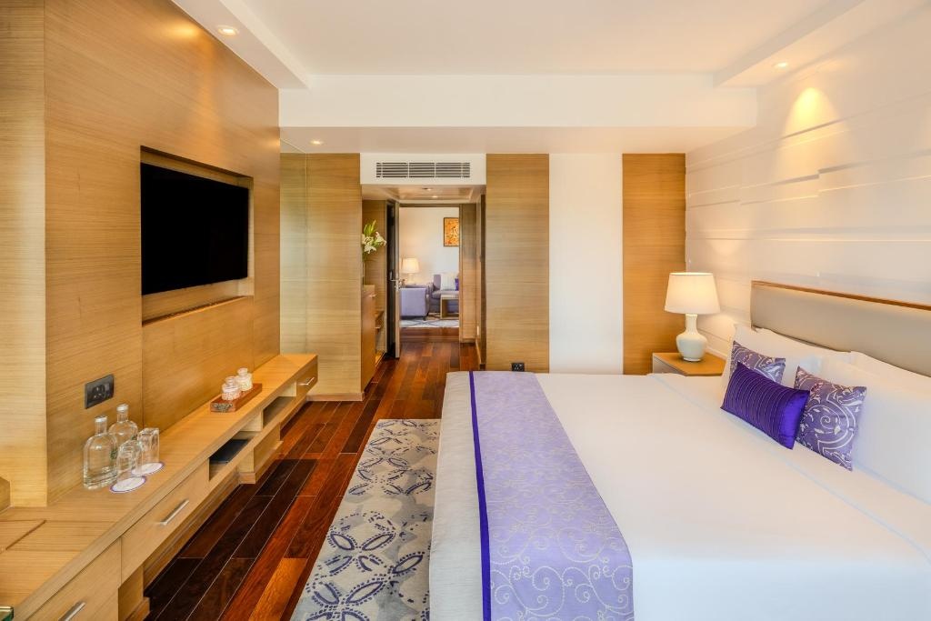 Vivanta Goa Panaji  Rooms  Premium Suite City View King Bed 8
