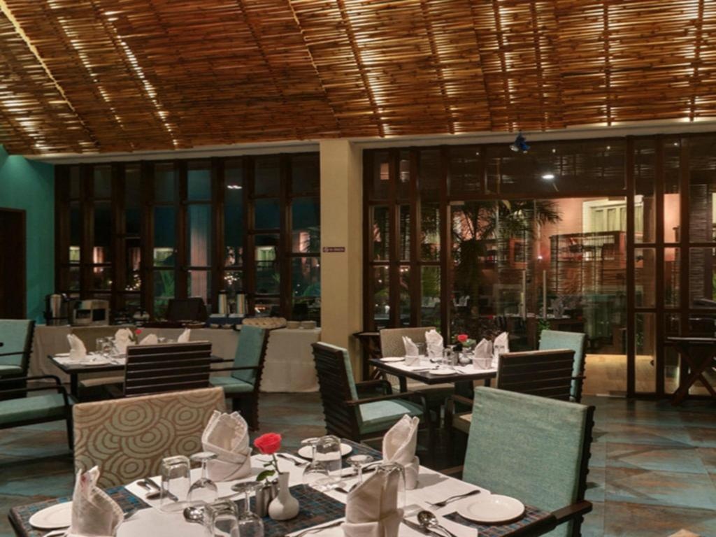 The Golden Crown Hotel  Dining  Restaurant 4