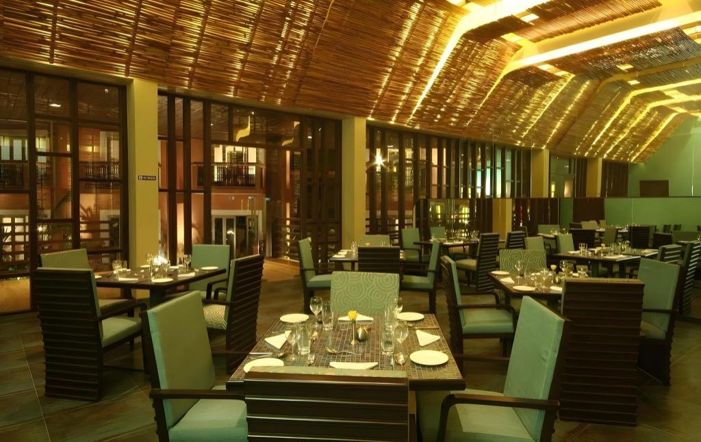 The Golden Crown Hotel  Dining  Dining Image 1 1