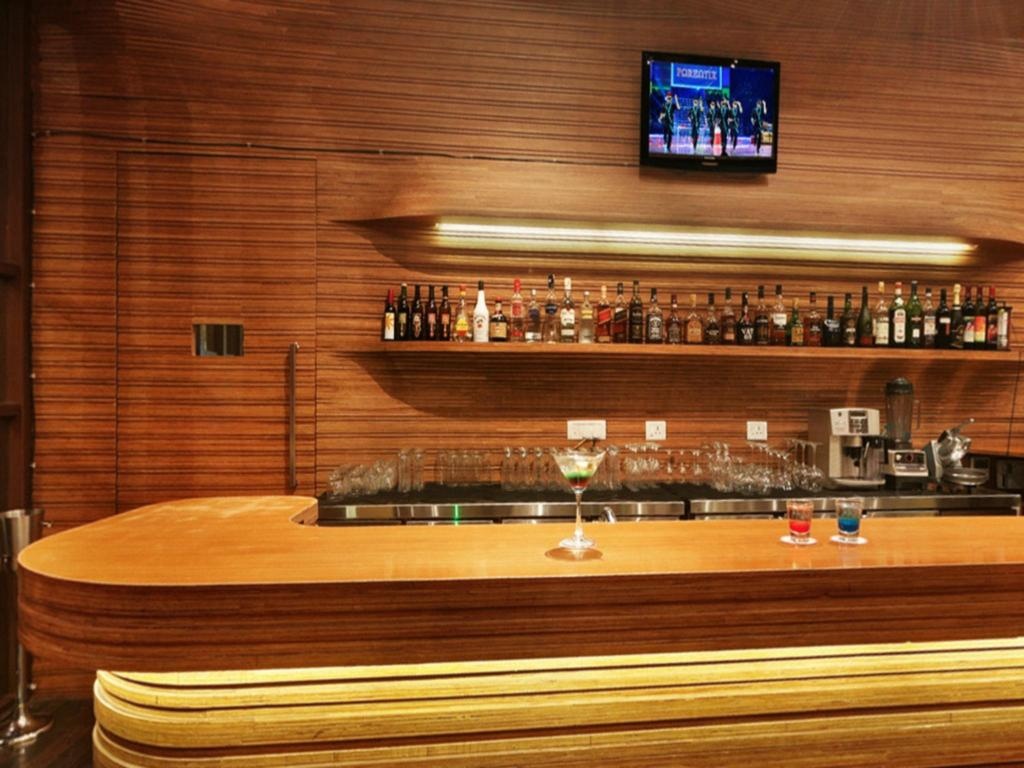 The Golden Crown Hotel  Facilities  Barlounge 9