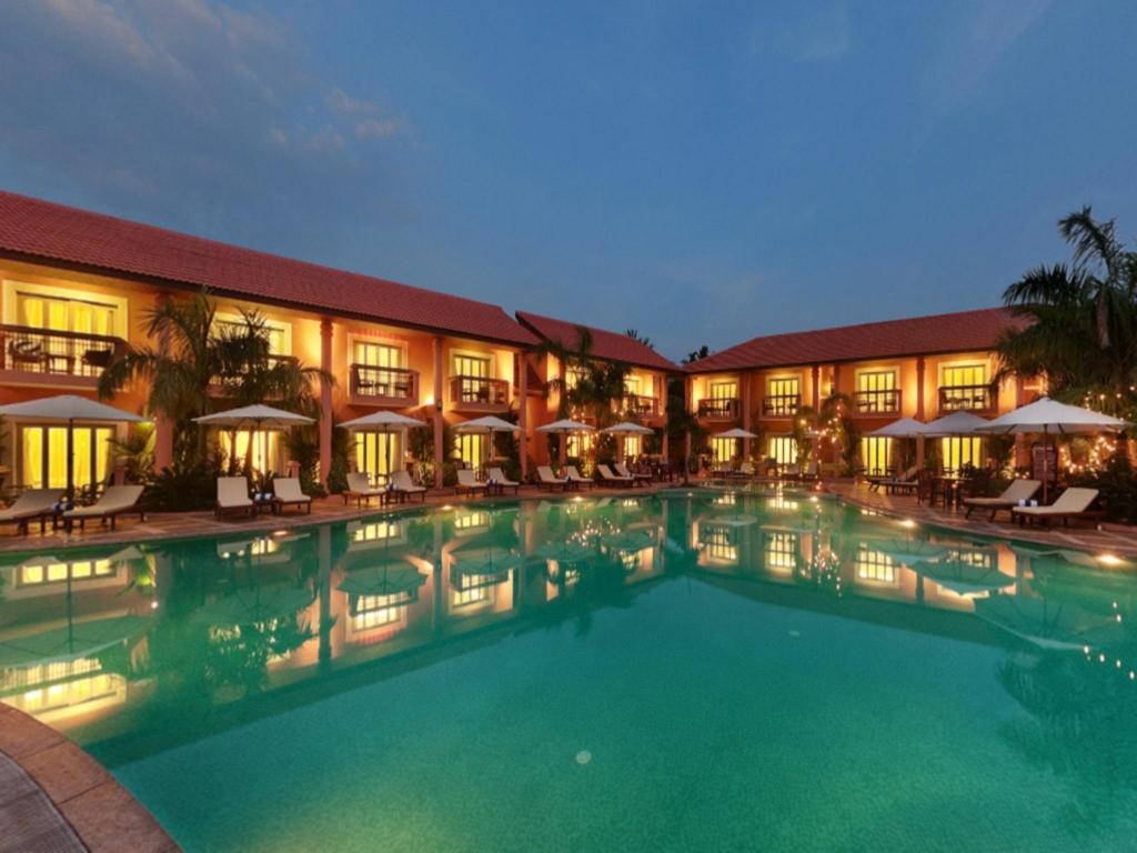The Golden Crown Hotel  Facilities  Swimming Pool 2