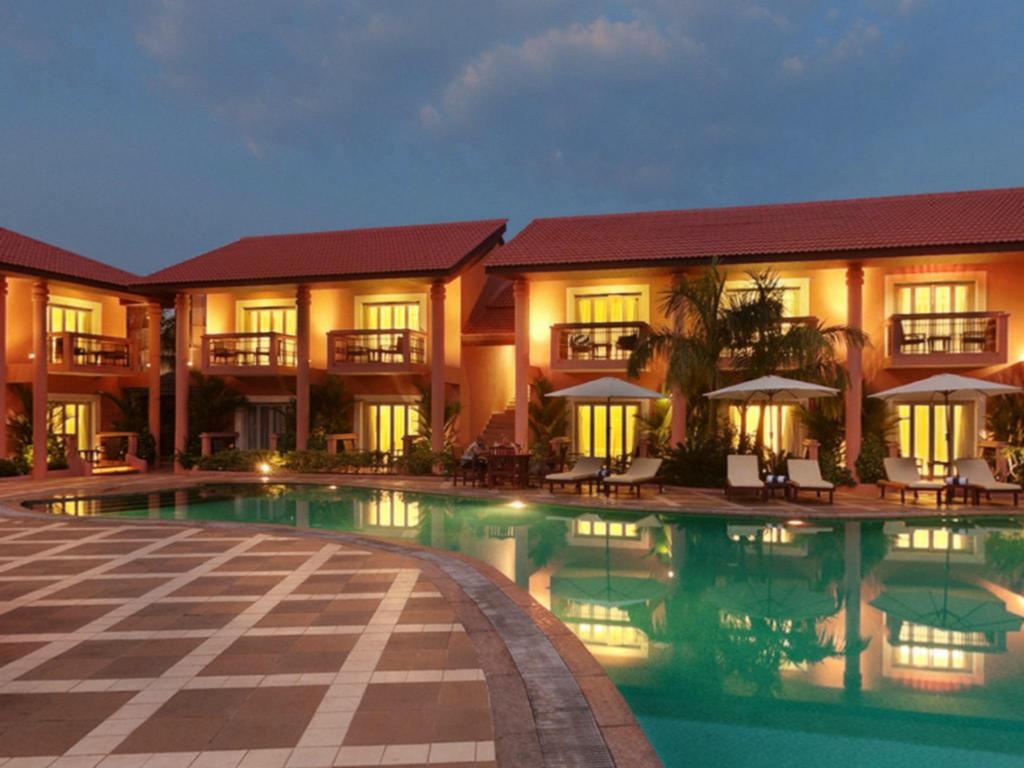 The Golden Crown Hotel  Facilities  Swimming Pool 4