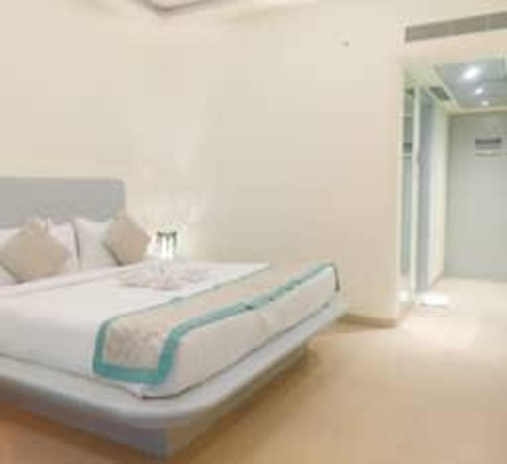 The Golden Crown Hotel  Rooms  Rooms Image 4 4