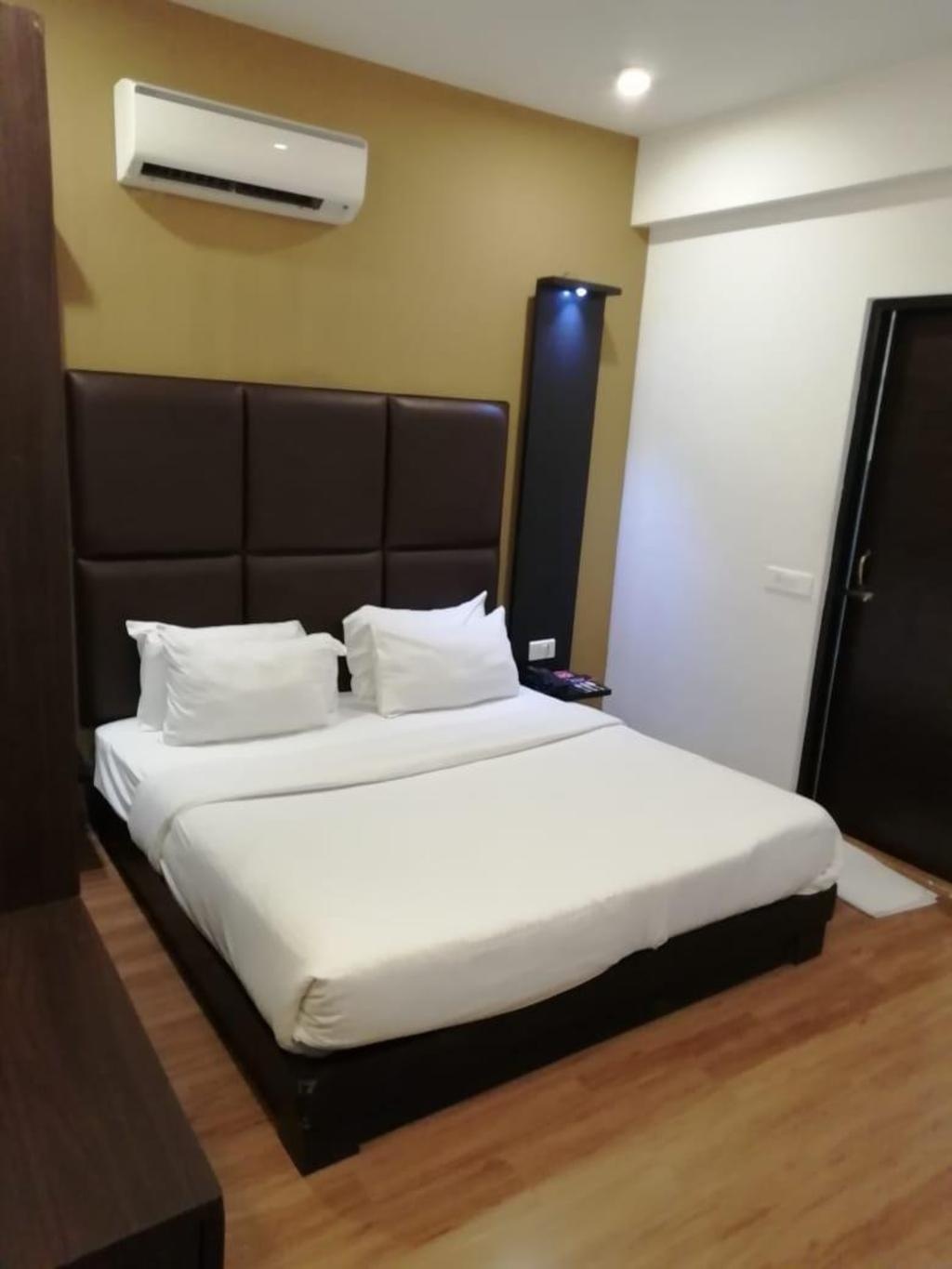 Sinq Beach Resort  Rooms  Smart Room Bed 7