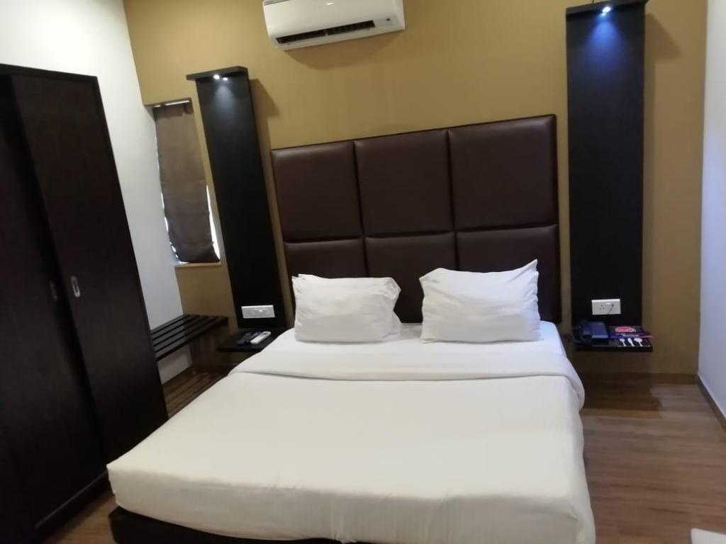 Sinq Beach Resort  Rooms  Smart Room Bed 9