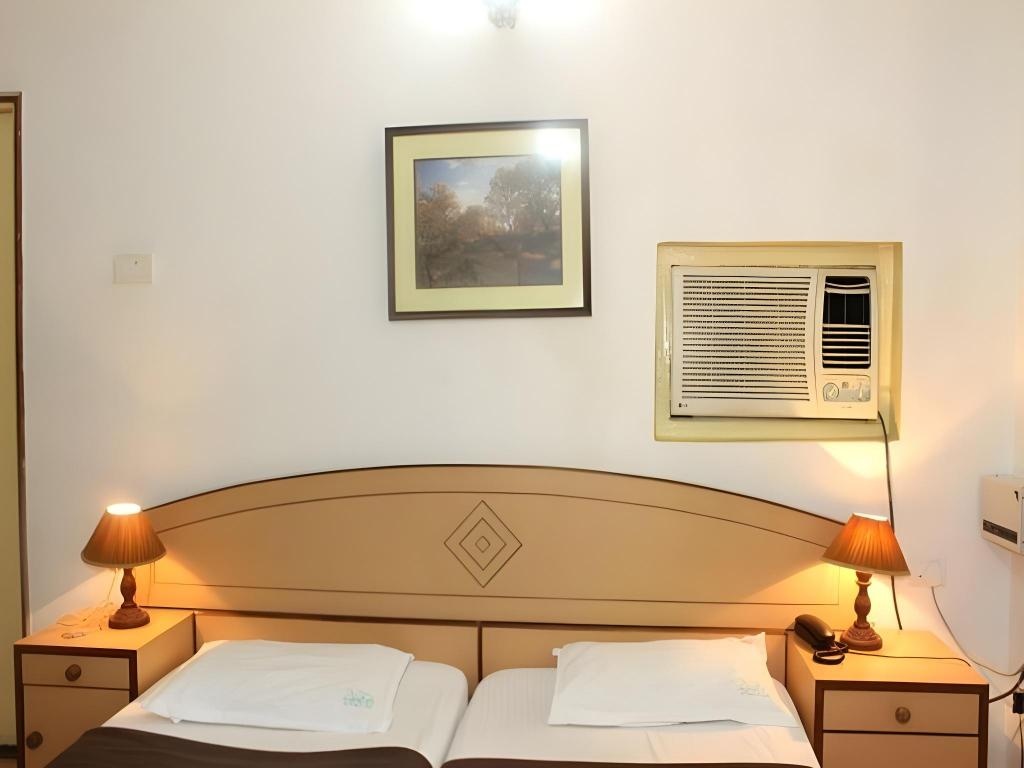 Amigo Plaza Hotel  Rooms  Standard Ac 11