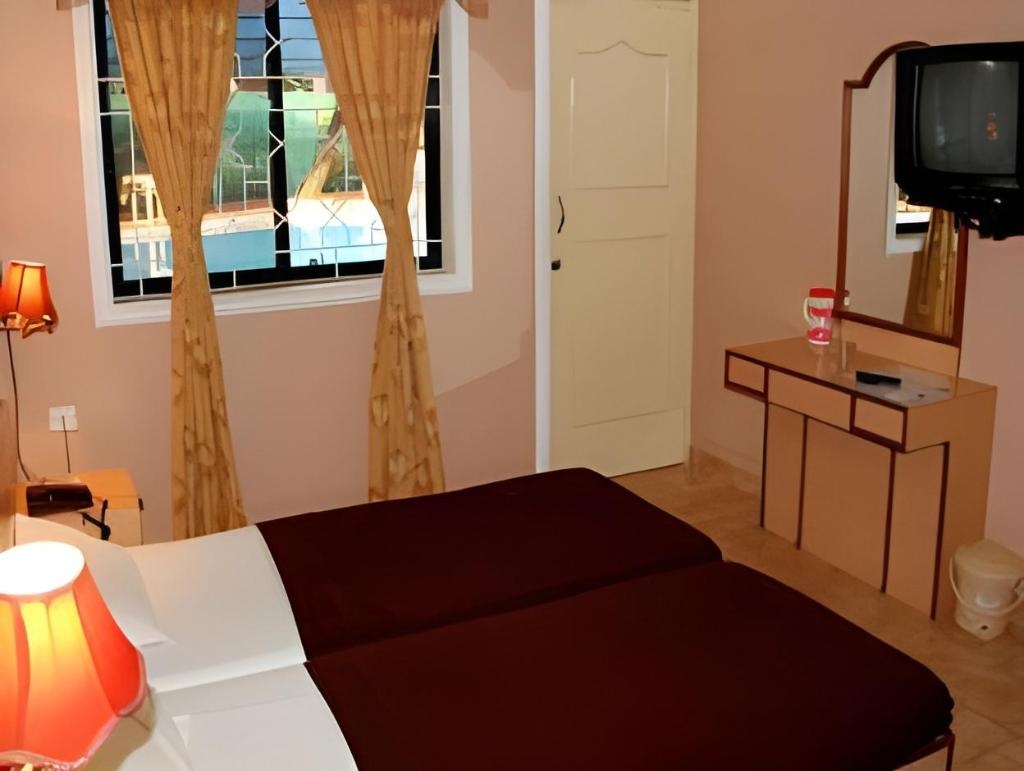 Amigo Plaza Hotel  Rooms  Standard Ac 9