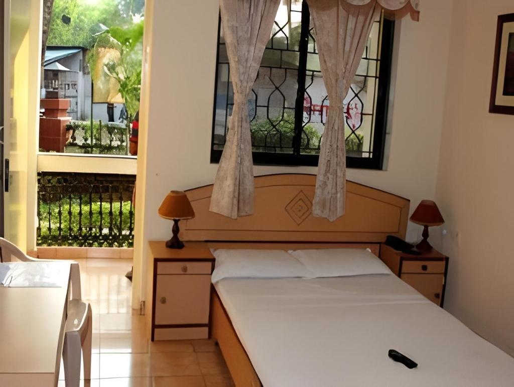 Amigo Plaza Hotel  Rooms  Standard Non Ac 12