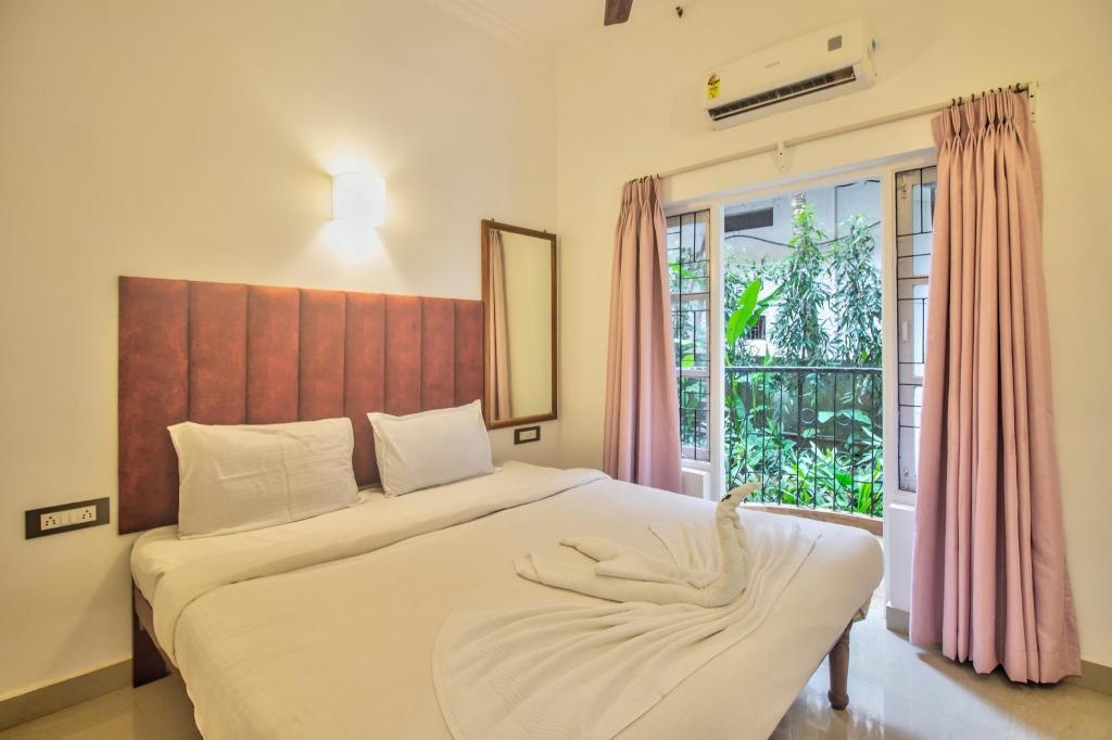 Santa Monica Resort Calangute  Rooms  Superior Pool View Room Bedroom 5