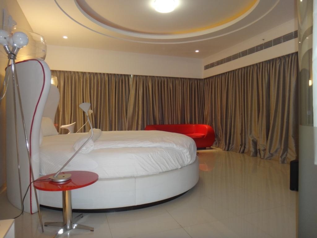 Fahrenheit Hotels And Resorts  Rooms  Spectacular Suite Guestroom 2