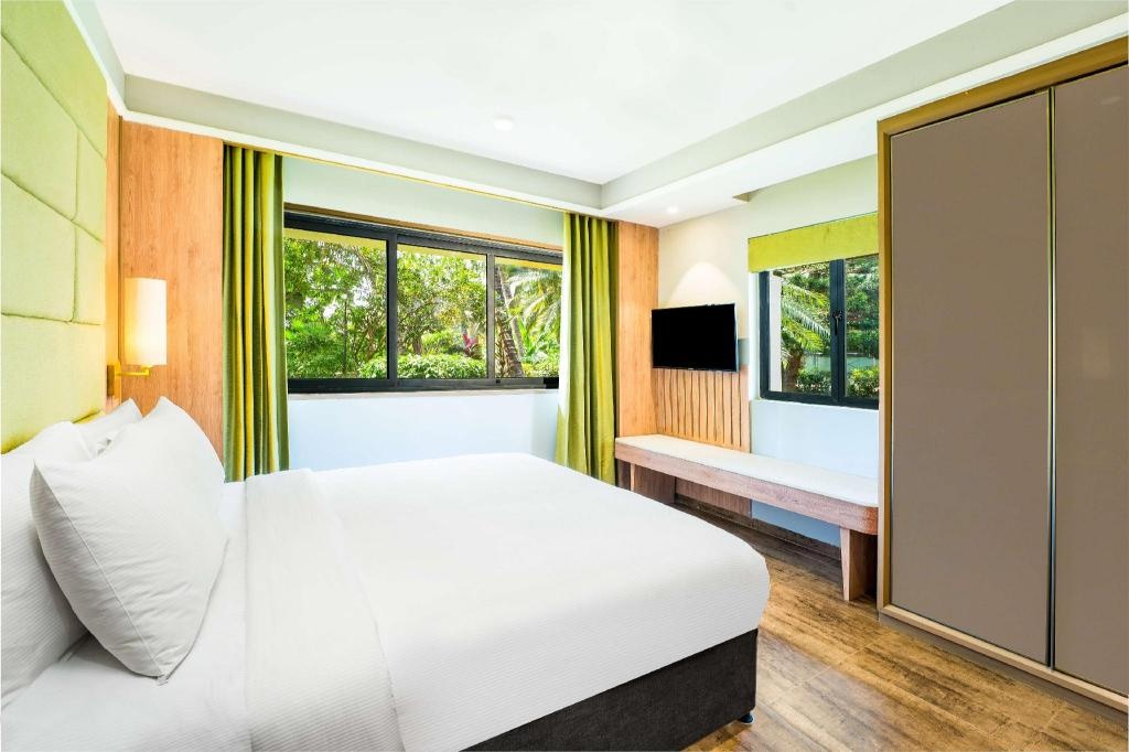 DoubleTree By Hilton Hotel Goa Arpora Baga  Rooms  Deluxe Pool View Suite Bedroom 10