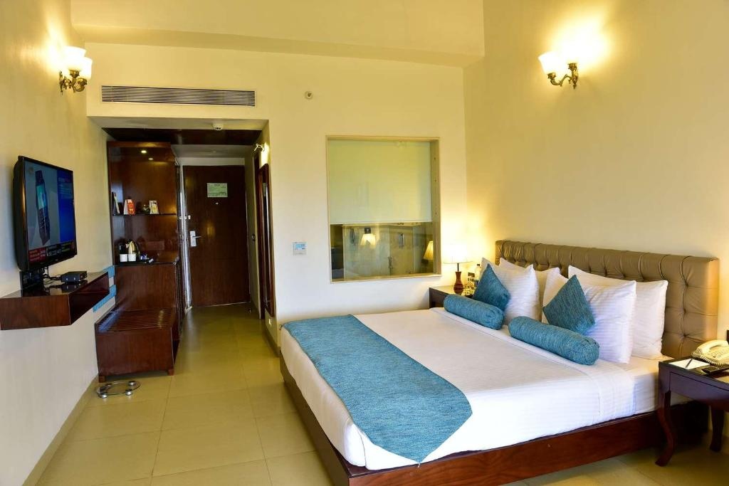Golden Tulip Goa Candolim  Rooms  Deluxe Room 1 King Bed 37SQM WiFi Balcony Shower Bed 18