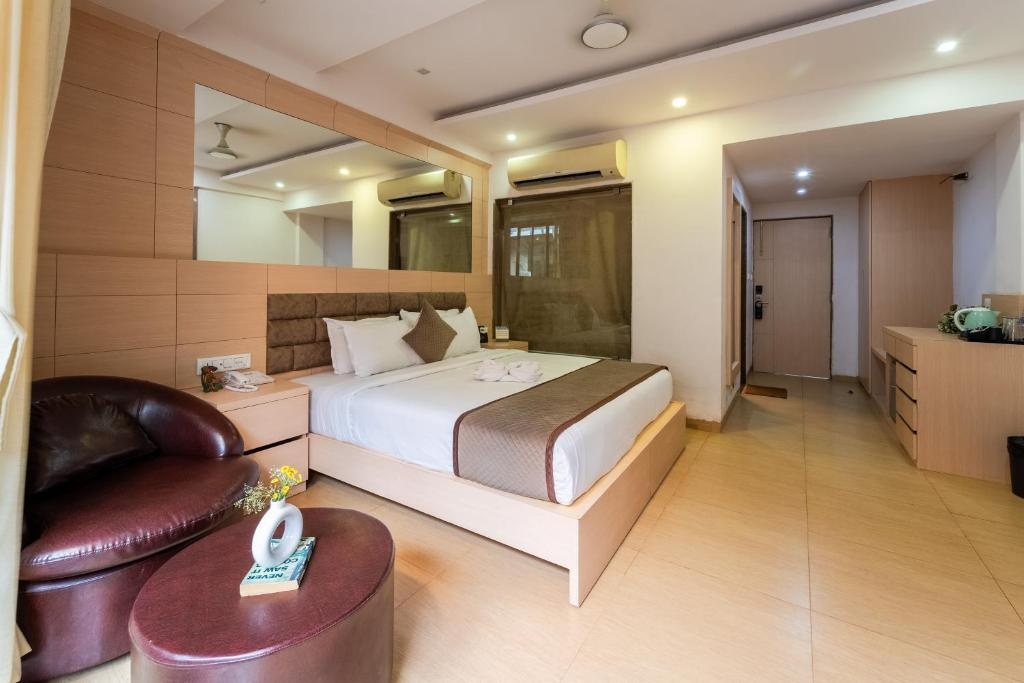 Grandeur De Sanchi Resort  Rooms  King Room With Balcony 8