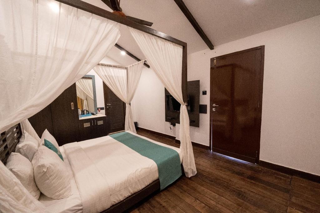 SinQ Beach Morjim  Rooms  Deluxe Cottage Bedroom 8