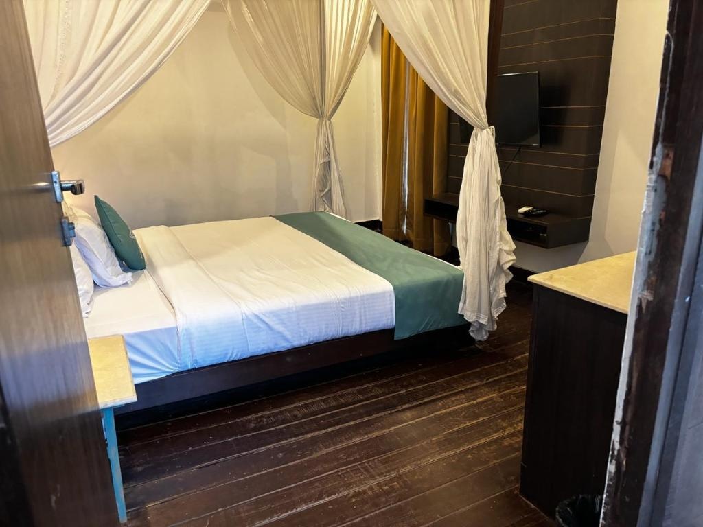 SinQ Beach Morjim  Rooms  Tropical Room Bedroom 15