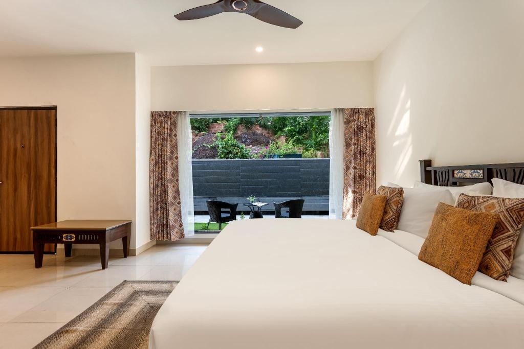 Bogmallo Beach Resort  Rooms  Deluxe Hill View Bed 1