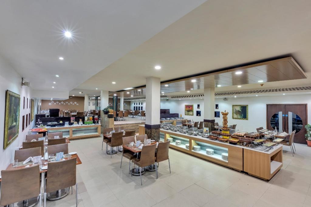 Club Mahindra Varca Beach Resort  Dining  Restaurant 3