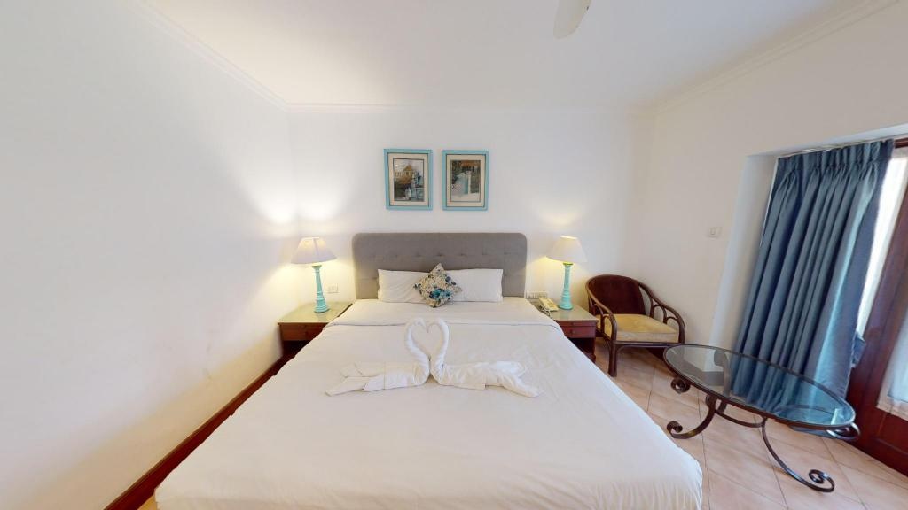 Coconut Grove Beach Resort  Rooms  Super Deluxe Room Guestroom 18