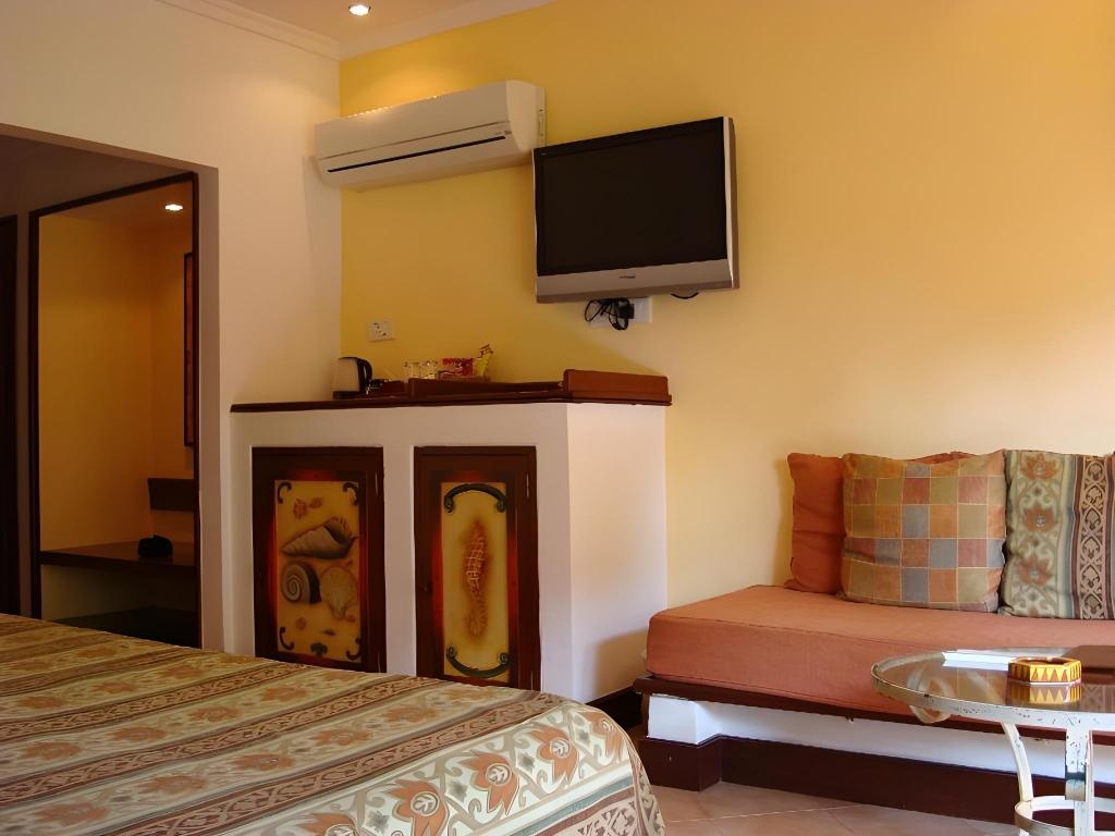 Coconut Grove Beach Resort  Rooms  Rooms Image 16 16