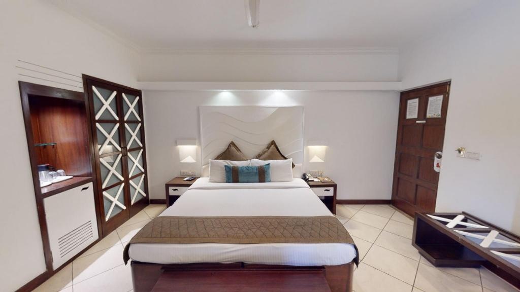 Sonesta Inns Beach Resort  Rooms  Luxury Guestroom 1