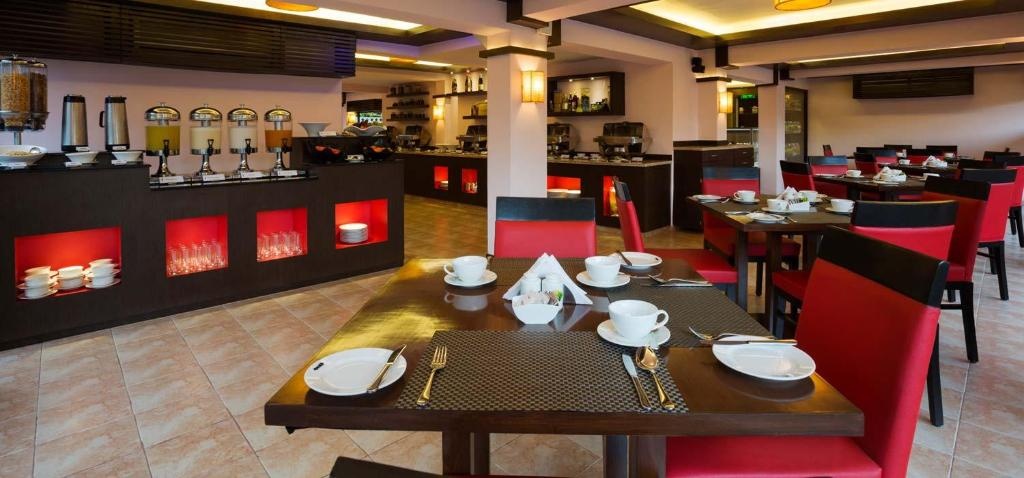 Deltin Suites  Dining  Dining Image 3 3