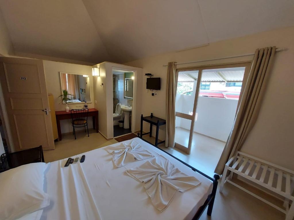 Angels Resort  Rooms  Double Room With Balcony And View Bed 1