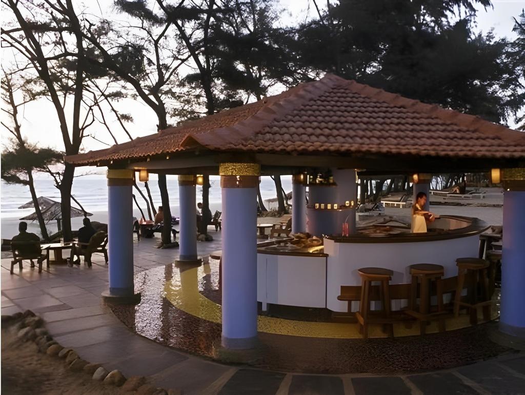 Varca Palms Beach Resort  Facilities  Barlounge 2
