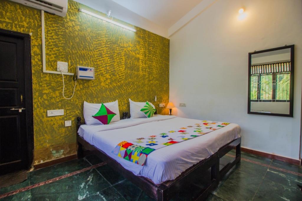 OYO 13064 Home Studio With Pool Near Siolim  Facilities  Bedroom 1